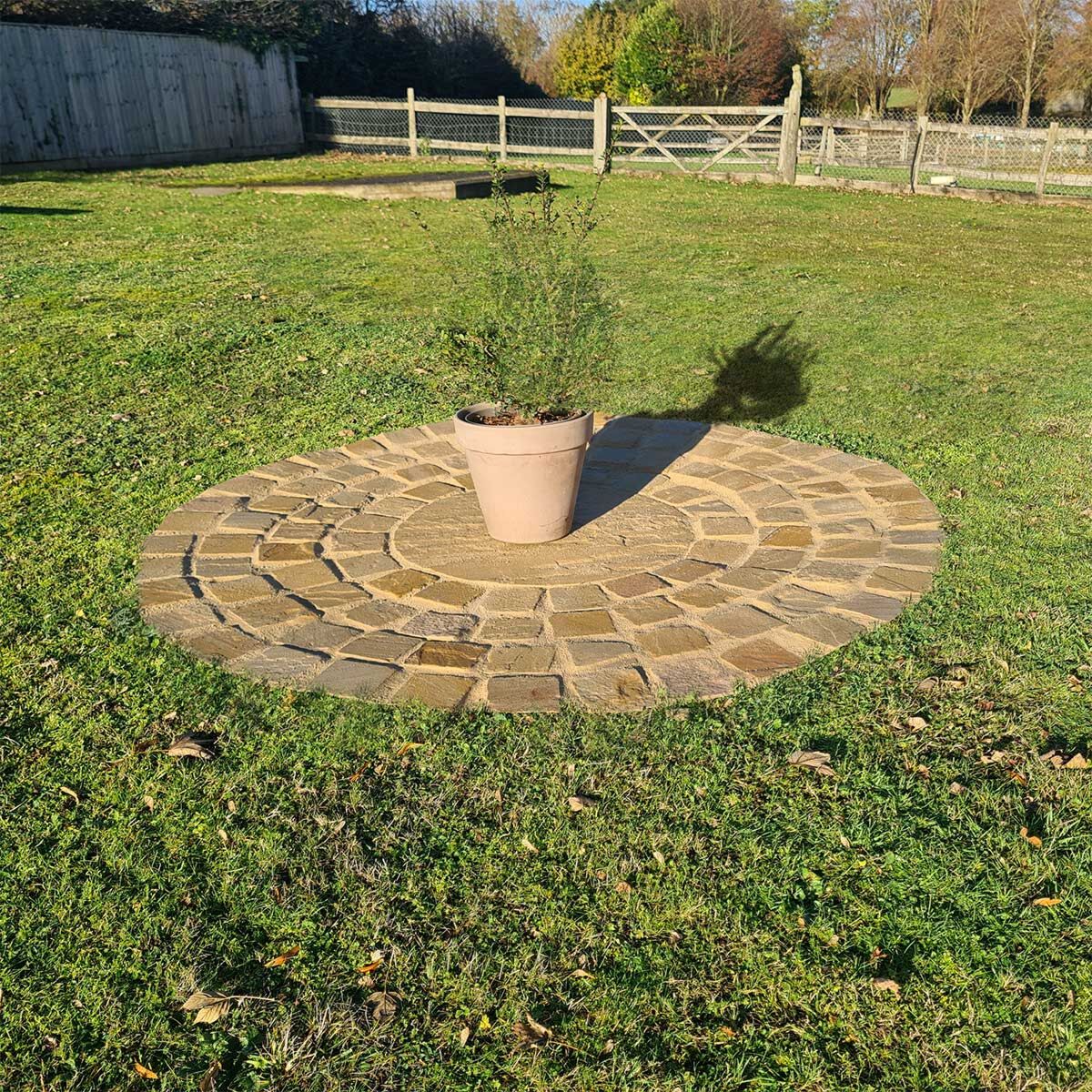 Golden Fossil Sandstone Paving Circle Centre (600 mm) with Surrounding Setts (100 x 100 mm)