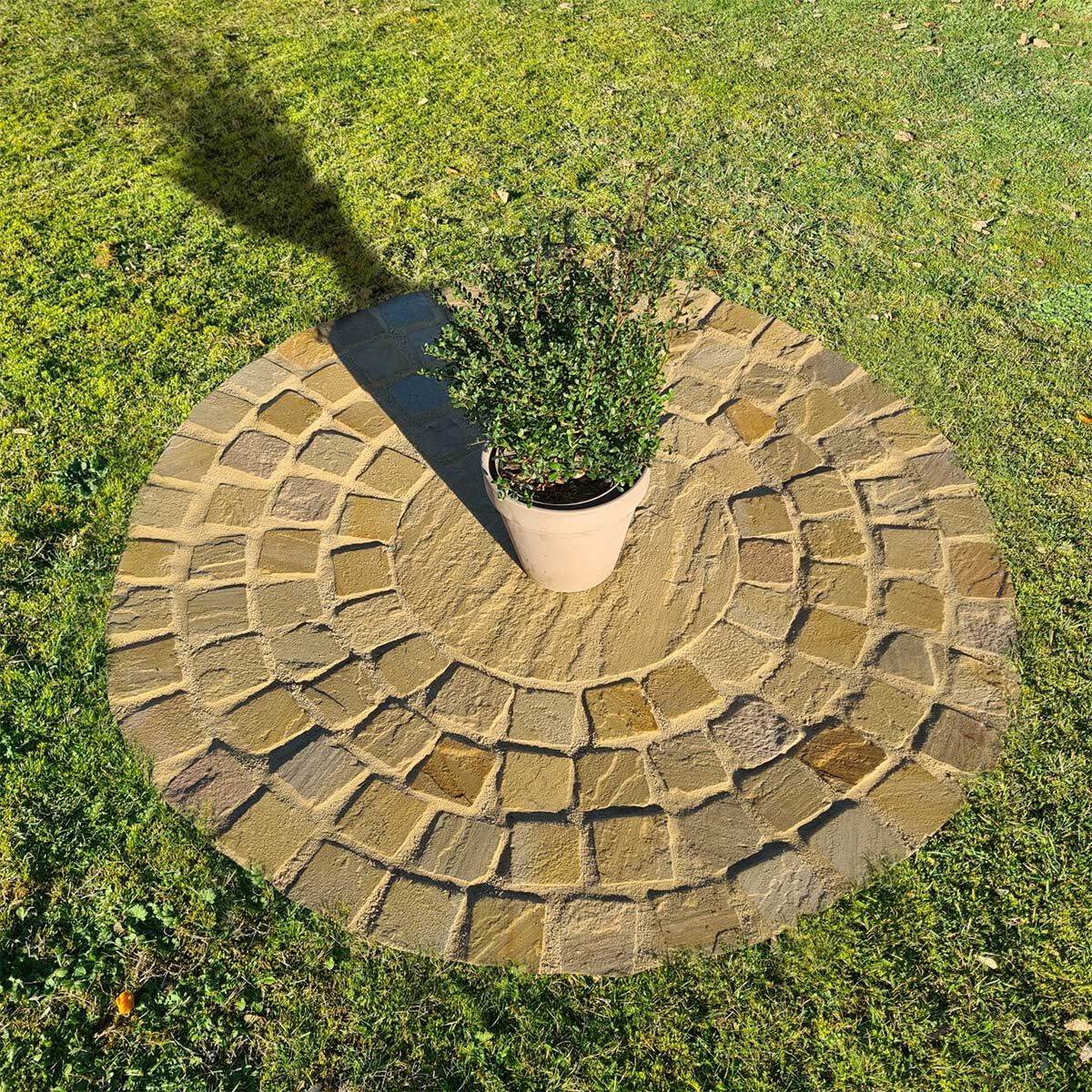 Golden Fossil Sandstone Paving Circle Centre (600 mm) with Surrounding Setts (100 x 100 mm)