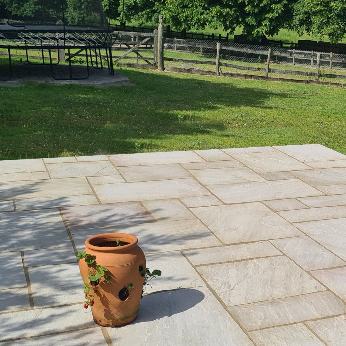 Rippon - Cream/Beige & Pink Riven Indian Sandstone Paving Slabs